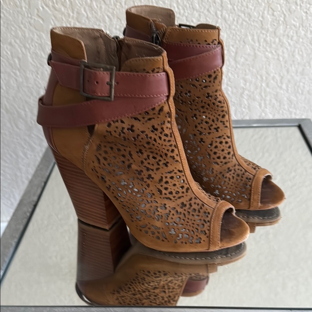 Vince Camuto / SZ 6 / Tan Peep-Toe Ankle Boots